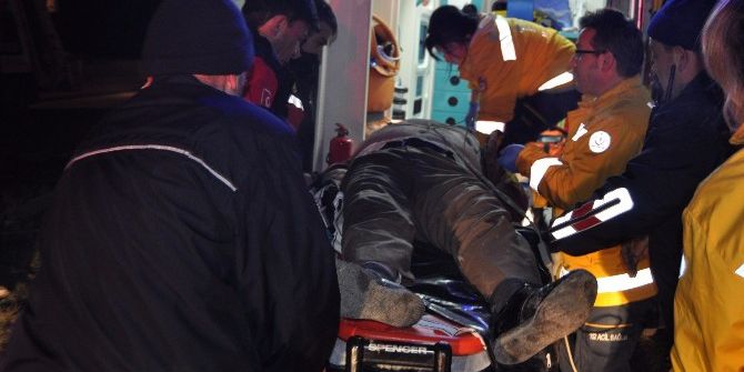 Direğe Çarpan Kamyonet Sürücüsü Öldü