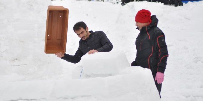 İnegöllü Sporcular Geceyi İglo Evlerde Geçirdi