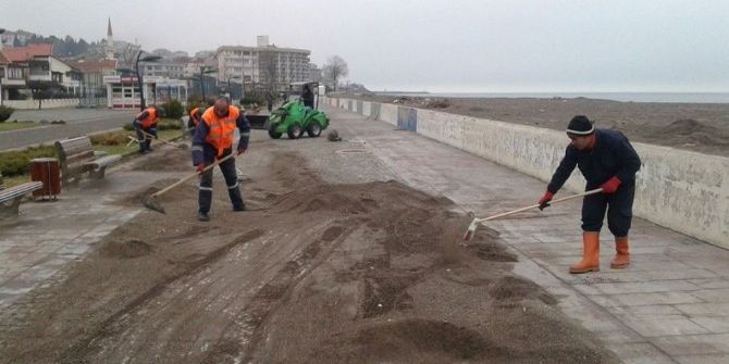 Akçakoca’da Sahiller Temizleniyor