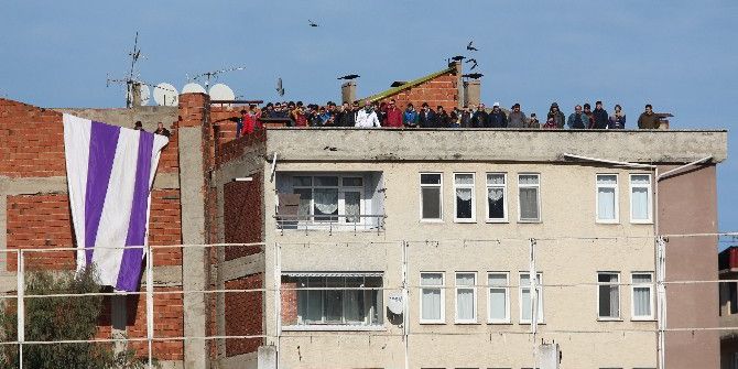 Cezalı Taraftarlar Maçı Çatıdan İzledi