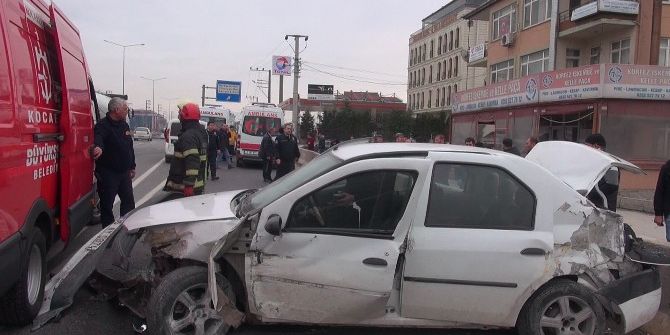 Otomobil Bariyerlere Ve Yayaya Çarptı: 2 Yaralı