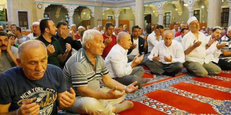 Büyükçekmece’de Demokrasi Şehitleri İçin Mevlit Okutuldu