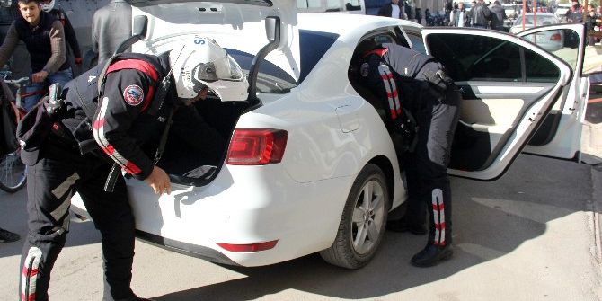 Her Pazar Korsan Gösteri Yapılan Sokağa Polis Baskını