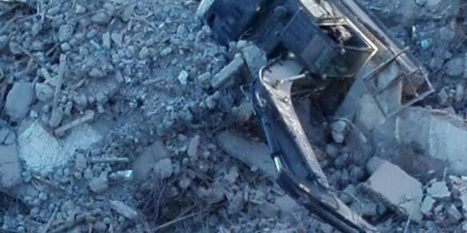 Yıkım Yapan Kepçe Devrildi