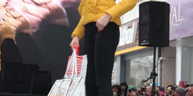 Biga’da Ünlü Mankenler Sokak Defilesinde