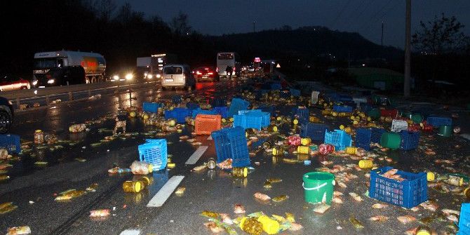Yalova’da Turşu Kamyonu Devrildi
