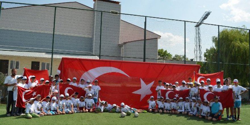 Gollerini Darbeye İnat Attılar