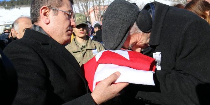 Oğlunun Al Bayrağı İle Gözyaşlarına Boğuldu
