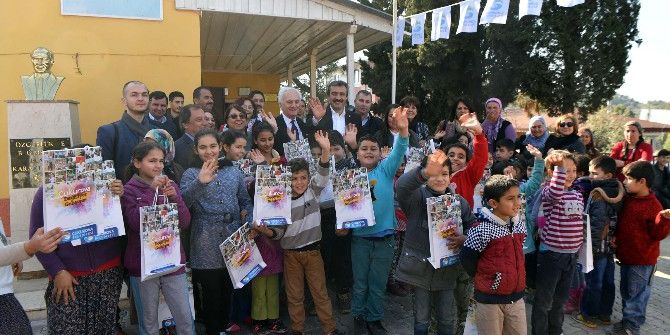 Başkan Çetin Öğrencilere Kitap Hediye Etti