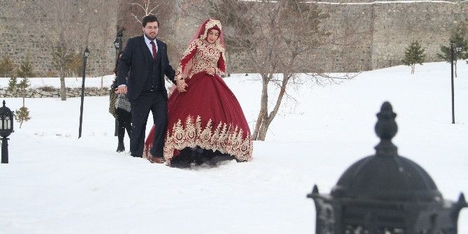 Kar Yağışı Altında Çiftlerin Albüm Çekimi