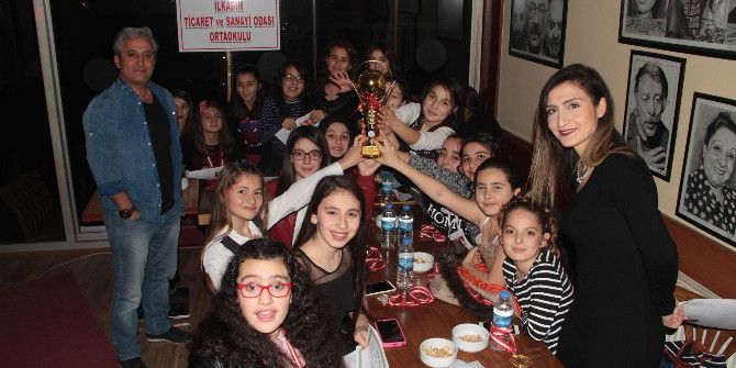 Öğrenciler Birinciliklerini Kutladılar