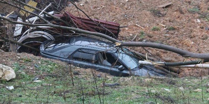 Heyelanda Evleri Toprak Altında Kaldı