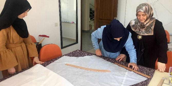 Pursaklar’da Giyim Tasarım Kursiyerlerine Sertifika Verildi