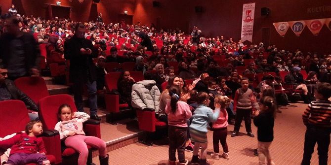 Çocuklar, Sinema Filmleri Ve Tiyatro Oyunları İle Tatillerini Dolu Dolu Geçiriyor