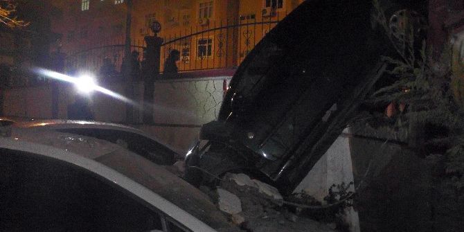 Kontrolden Çıkan Otomobil Bahçe Duvarını Yıktı