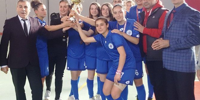 Salih Dedenin Kızları Zirveyi Bırakmadı