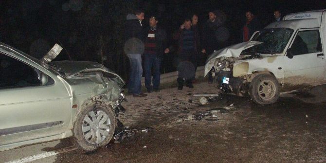 Kafa Kafaya Çarpıştılar 3 Kişi Yaralandı