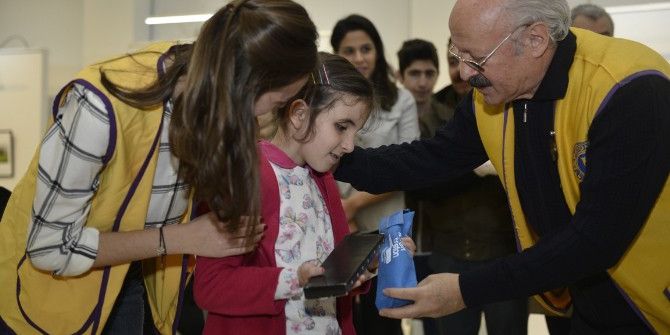 Görme Engellilere Beyaz Baston Ve Konuşan Saat