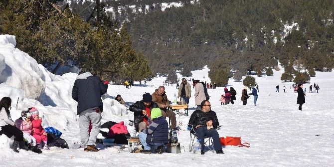 Adana’nın Yaylalarında Kar Şenliği