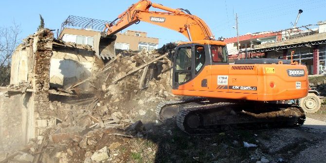 Toroslar’da Metruk Binaların Yıkımları Sürüyor