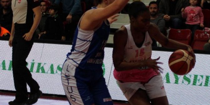 Lara Sanders 13 Ribaund Ve 3 Blok İle Maça Damgasını Vurdu