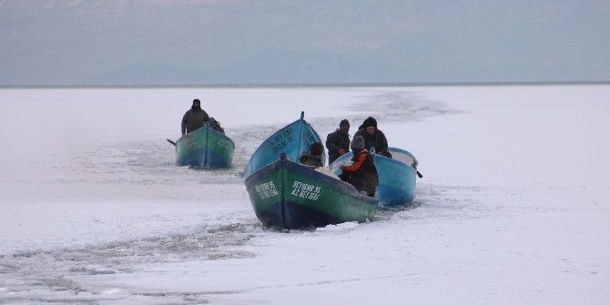 Buz Kütlesine Çarpan Tekne Batınca Balıkçı Çift Ölümden Döndü