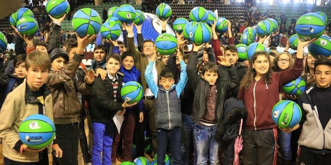 Merkezefendi Belediyesi’nden 4 Öğrenciye 4 Bin Basketbol Topu