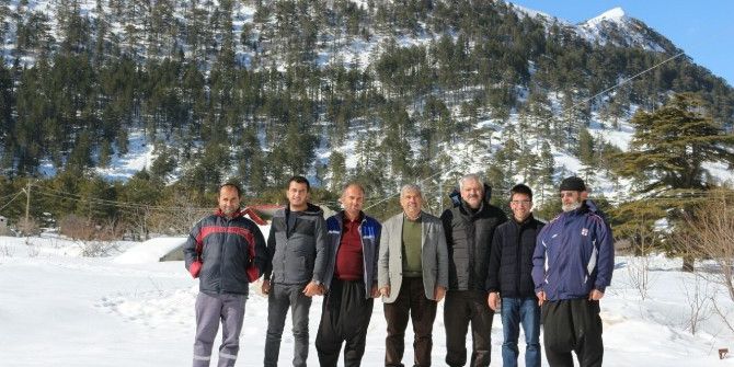 Büyükşehir, Kardan Dolayı Mahsur Kalan Çifti İş Makineleriyle Kurtardı