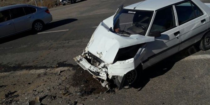 Kahta Küçük Sanayi Sitesi Kavşağında Trafik Kazası