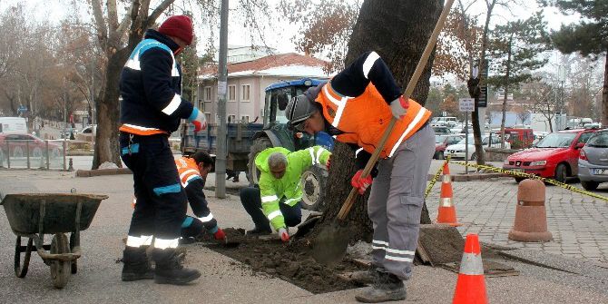 Çankırıda Kardan Bozulan Yol Ve Kaldırımlar Onarılıyor