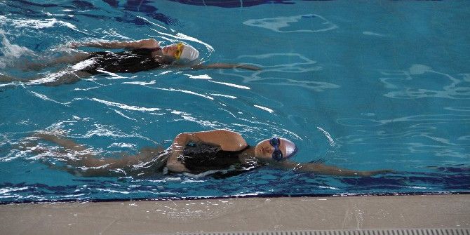 Minik Yüzücüler Turnuvaya İddialı Hazırlanıyor