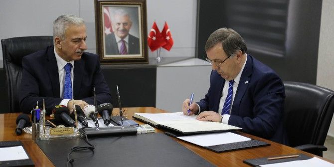 Vali Kamçı İle Hayırsever Özdemir Ailesi Arasında Okul Protokolü İmzalandı