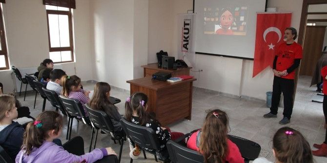 Akut Halk Merkezlerinde Eğitim Veriyor