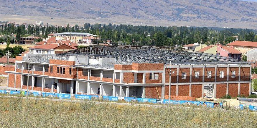 Yunus Emre Spor Kompleksi Hızla Yükseliyor