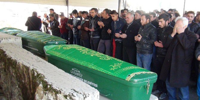 Kazada Ölen Baba Ve İki Oğlu Toprağa Verildi