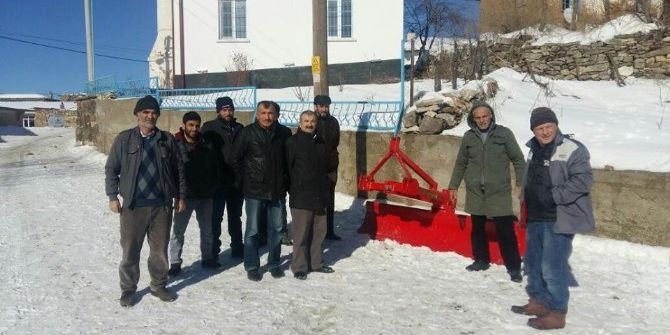 İnönü’de Tüm Mahalle Muhtarlarına Kar Küreme Aleti