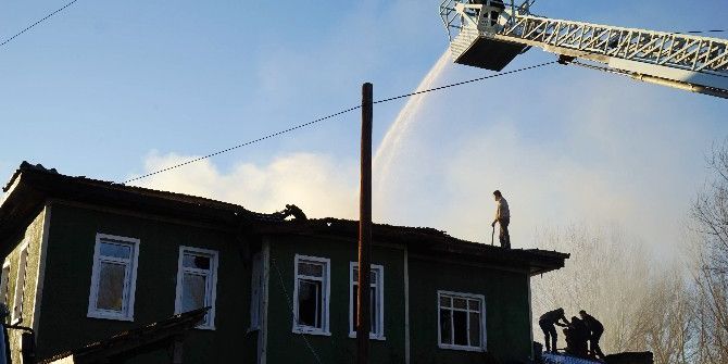 İki Katlı Ev Yangında Kullanılamaz Hale Geldi