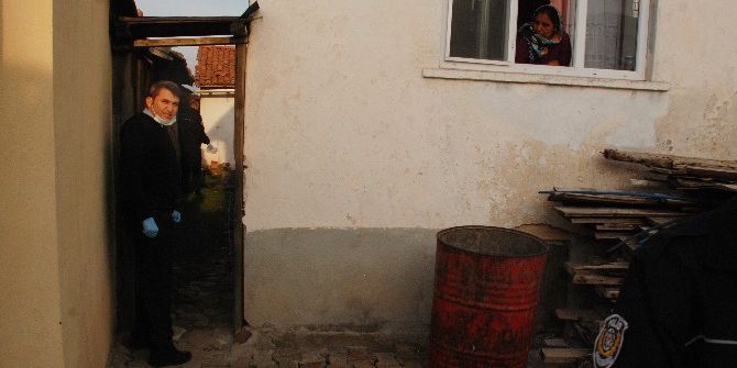 Emekli Postacı Evinde Ölü Bulundu