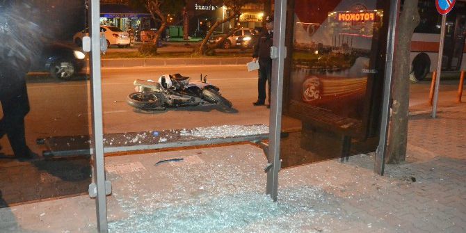 Adana’da Motosiklet Otobüs Durağına Daldı: 5 Yaralı