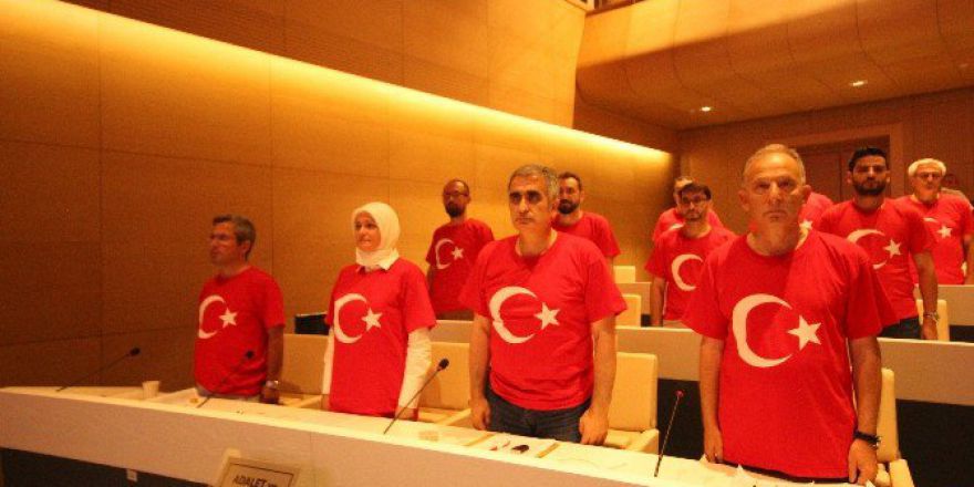 Meclise Ay Yıldızlı Tişörtlerle Katıldılar