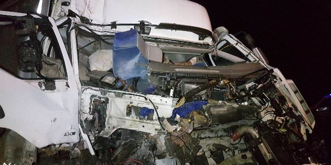 Parçalanan Tırdan Sağ Çıktı