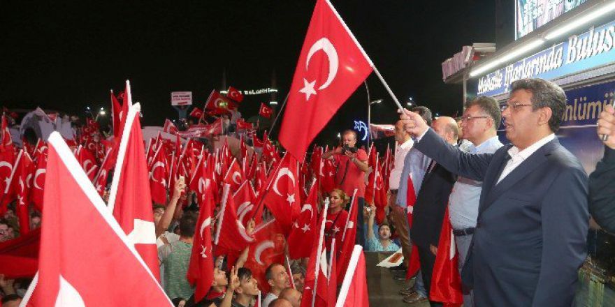 Küçükçekmecelilerden Darbeye Karşı Demokrasi Nöbeti