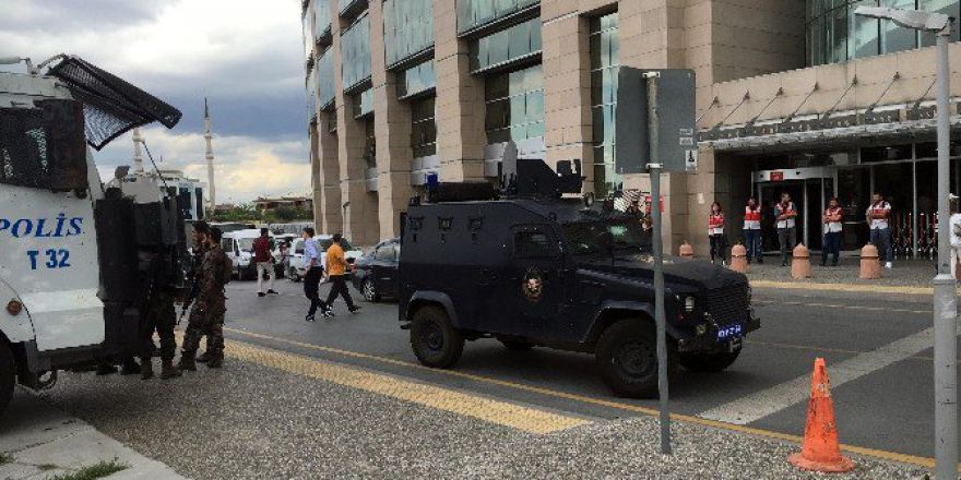 Darbe Girişiminde Gözaltına Alınanlar İstanbul Adalet Sarayı’na Getiriliyor