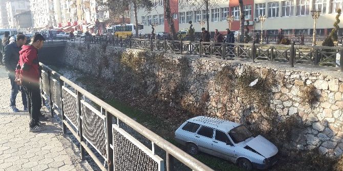 Tokat’ta Otomobil Dereye Uçtu: 1 Yaralı