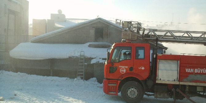 Özalp İlçesinde Korkutan Yangın