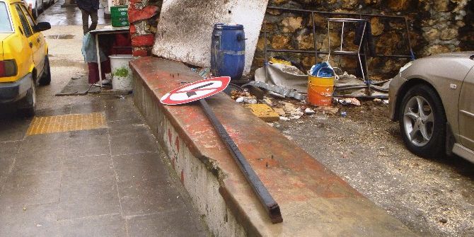 Trafik İşaret Levhaları Tahrip Ediliyor