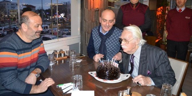 Eşref Kolçak’a 90. Yaş Günü Sürprizi