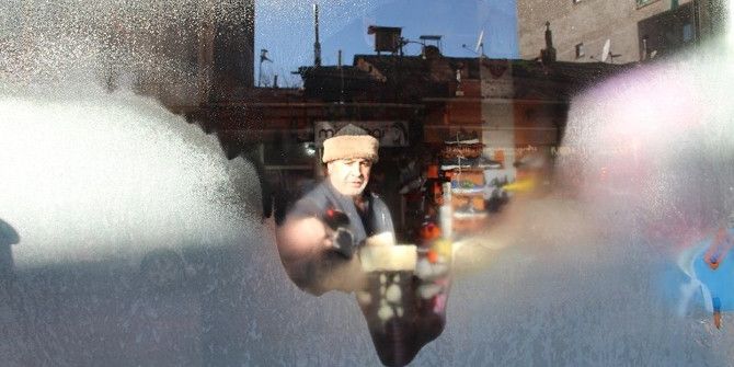 Buz Tutan Vitrin Camına Saç Kurutma Makinesiyle Çare