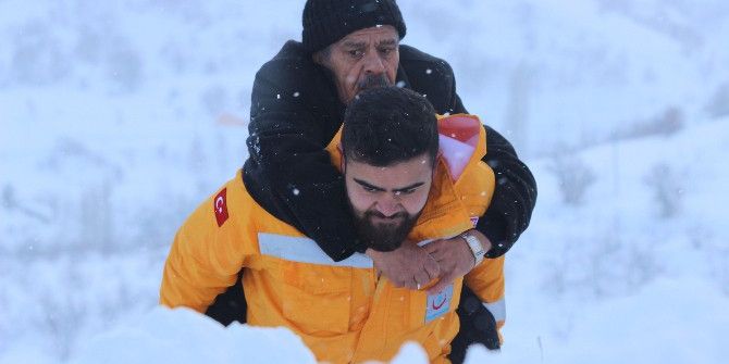 112 Görevlisi Hastayı Metrelerce Sırtında Taşıdı