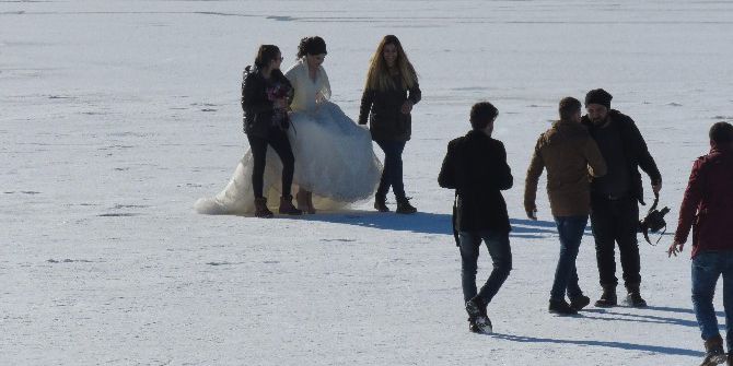 Donan Gölde Motosikletli Gençler Drift Yapıp Tekne Kaydırdı